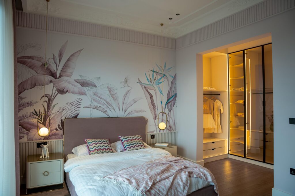 pexels-ansar-muhammad-27604121-1 Imagen de dormitorio con vestidor moderno, elegante y funcional