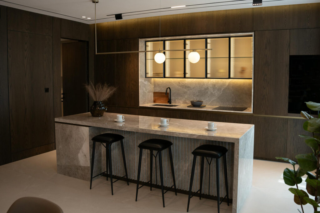 pexels-ansar-muhammad-380085065-27562205-1 Cocina en tonos madera con iluminación en los muebles