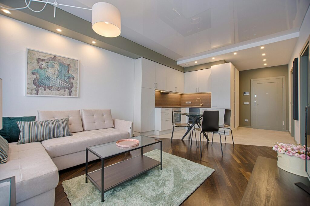 pexels-fotoaibe-1643383-1 Apartamento salón con cocina integrada en ambiente de colores claros y suelos de madera