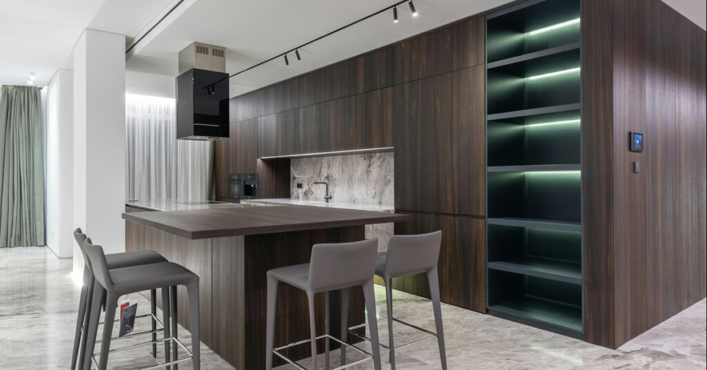 pexels-heyho-6315808-1 Cocina con península en madera oscura con vitrina columna iluminada