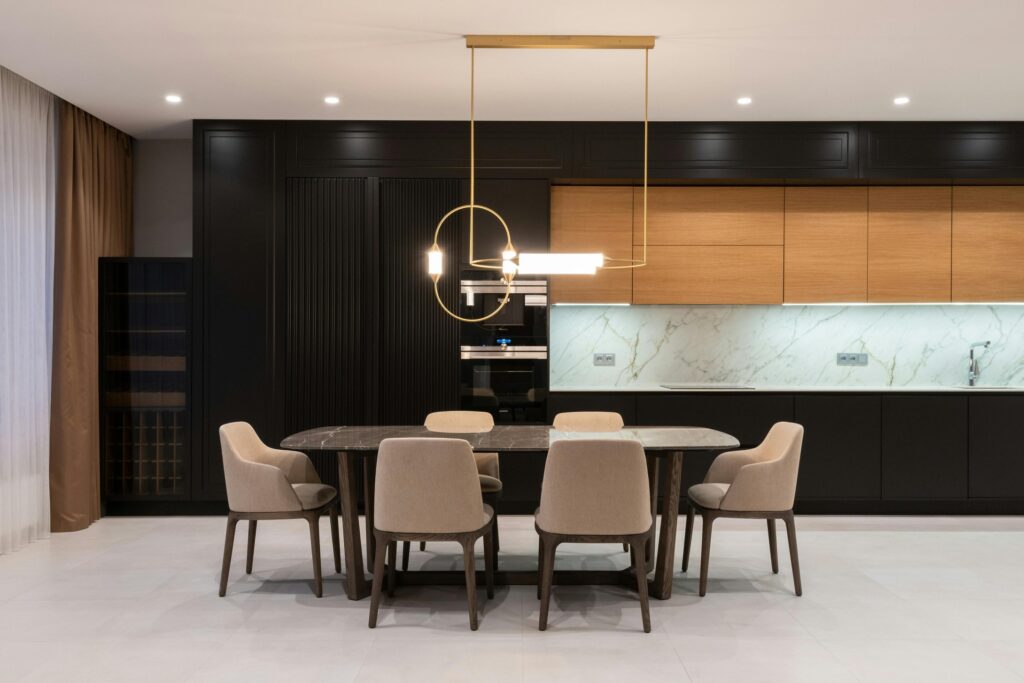 pexels-heyho-6758773-1 Imagen de cocina moderna y funcional color negro y madera