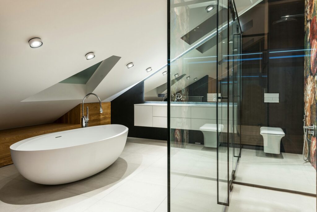 pexels-heyho-7045310-1 Imagen baño actual abuhardillado, colores blanco madera y cristal