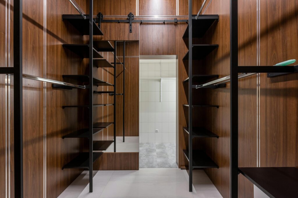 pexels-heyho-7195887-1 Imagen de vestidor en madera con estructura metálica negra
