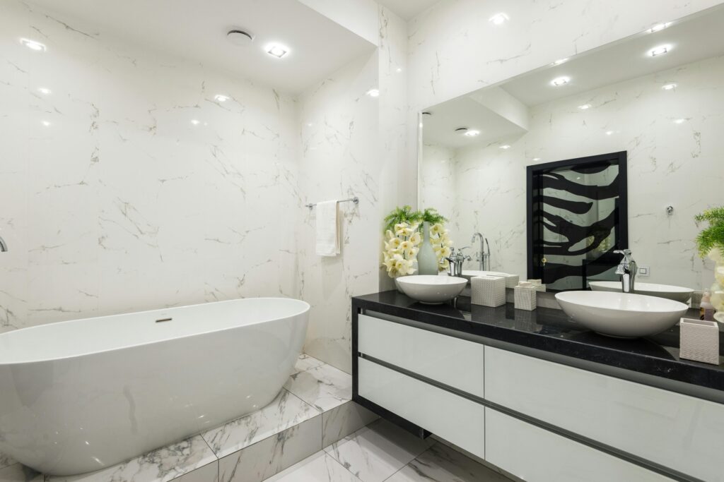 pexels-heyho-7534571-1 Imagen baño en mármol con mobiliario blanco y encimera negra
